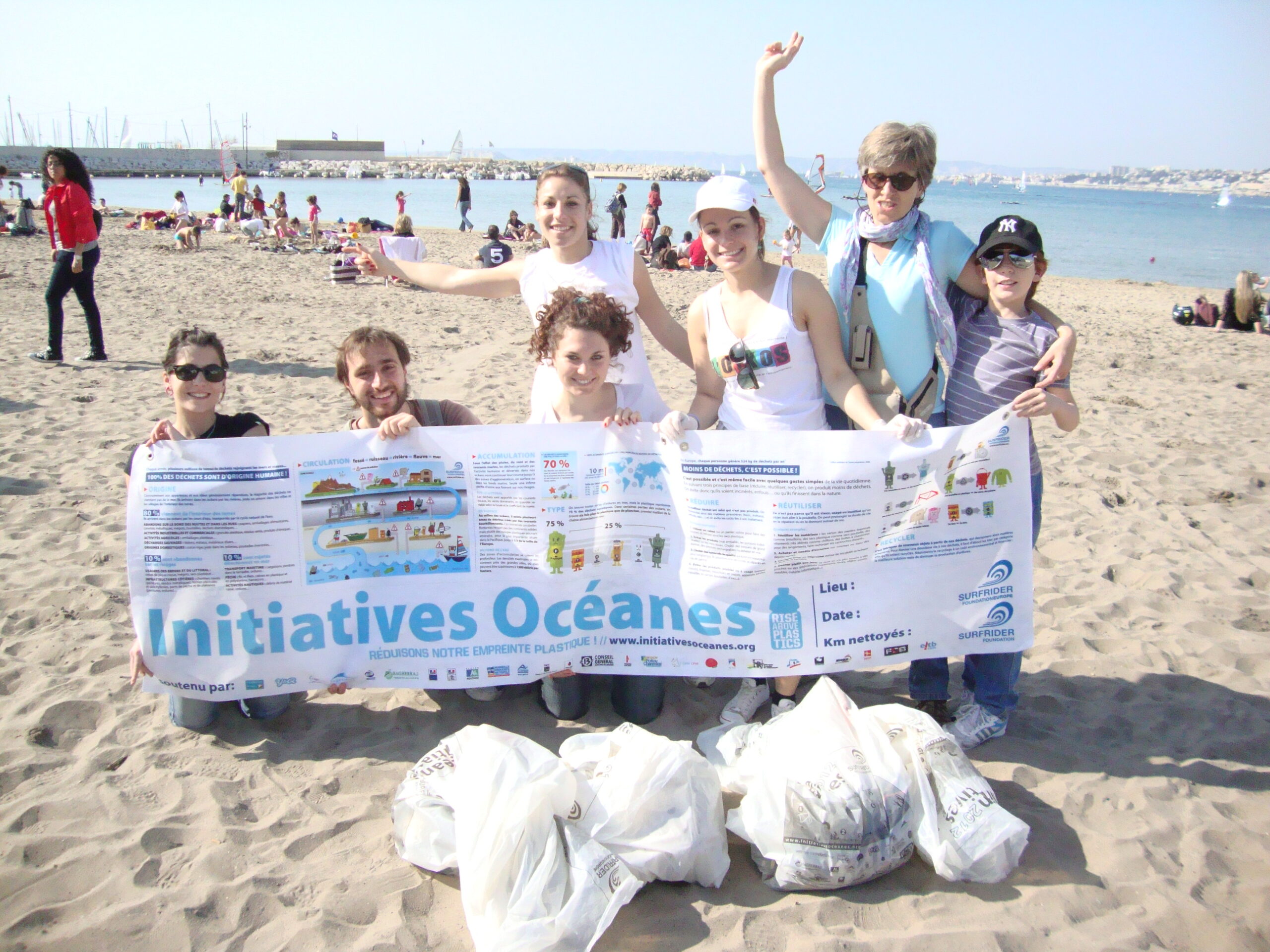 Nettoyage de plage à Marseille, des étudiants soucieux de l’environnement